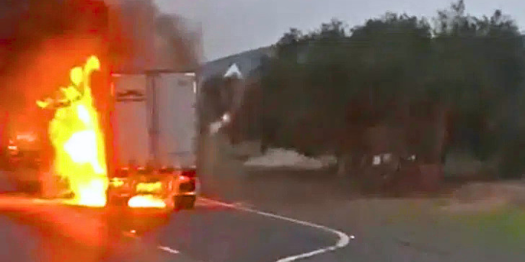 Tráiler se incendia en la carretera 57