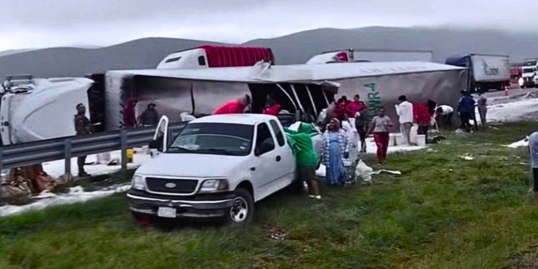 Tráiler se vuelca en la 57; le roban su contenido