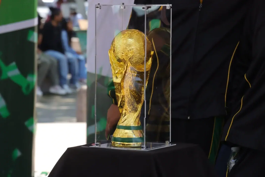 Soledad experimenta el Mundial con réplica de la Copa del Mundo